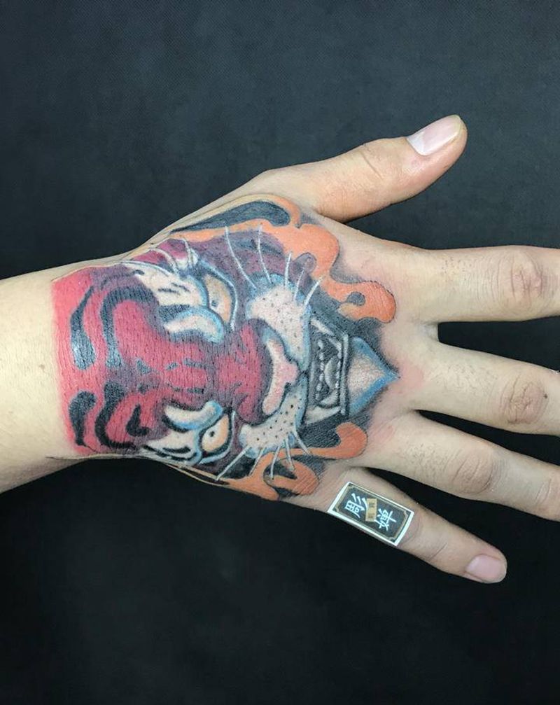 手背老虎纹身图片_手部纹身图案