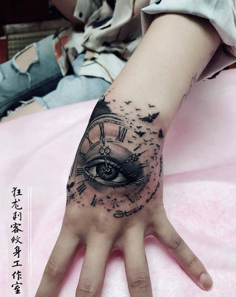 瞳、时钟纹身图片_手部手臂欧美写实水墨时钟眼睛手背纹身图案