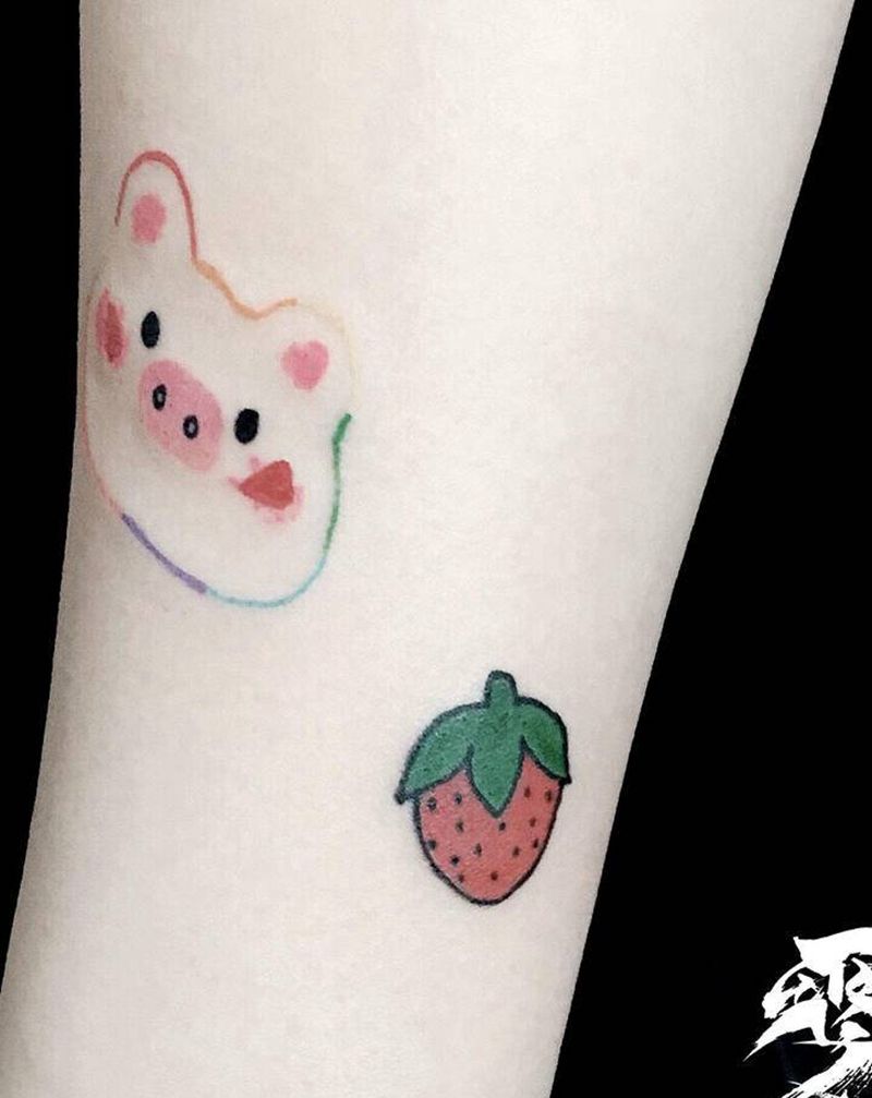 小猪与小草莓纹身图片_手臂纹身图案