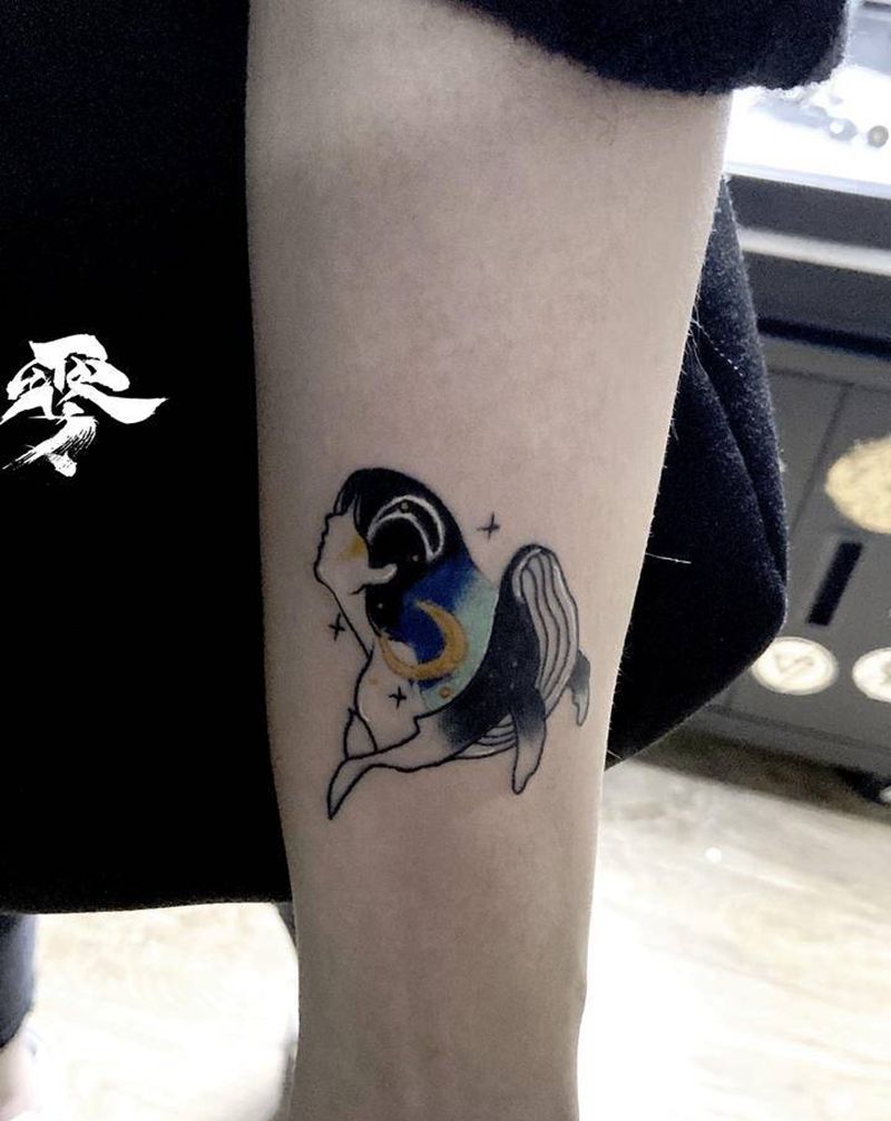 女孩与鲸纹身图片_手臂纹身图案