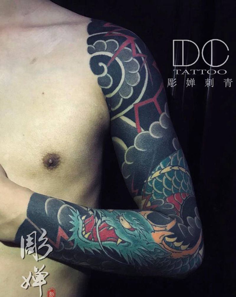 老传统花臂龙题材纹身图片_手臂老传统纹身图案