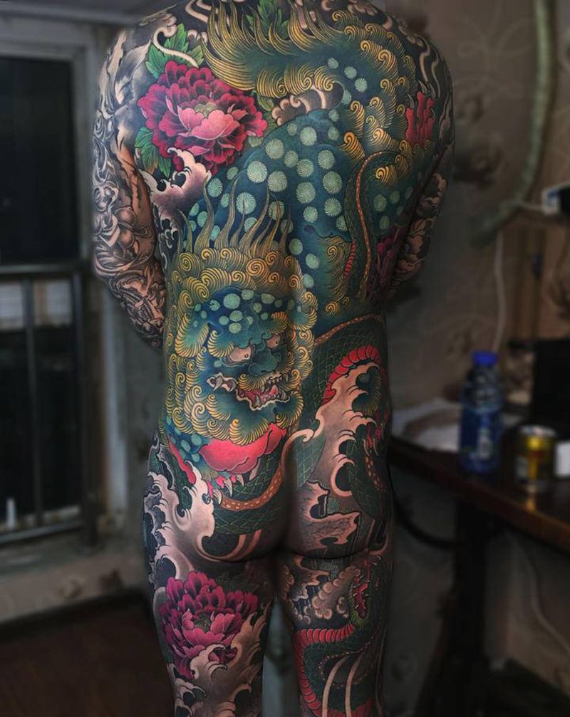 唐狮蛇牡丹纹身图片_背部臀部新传统纹身图案