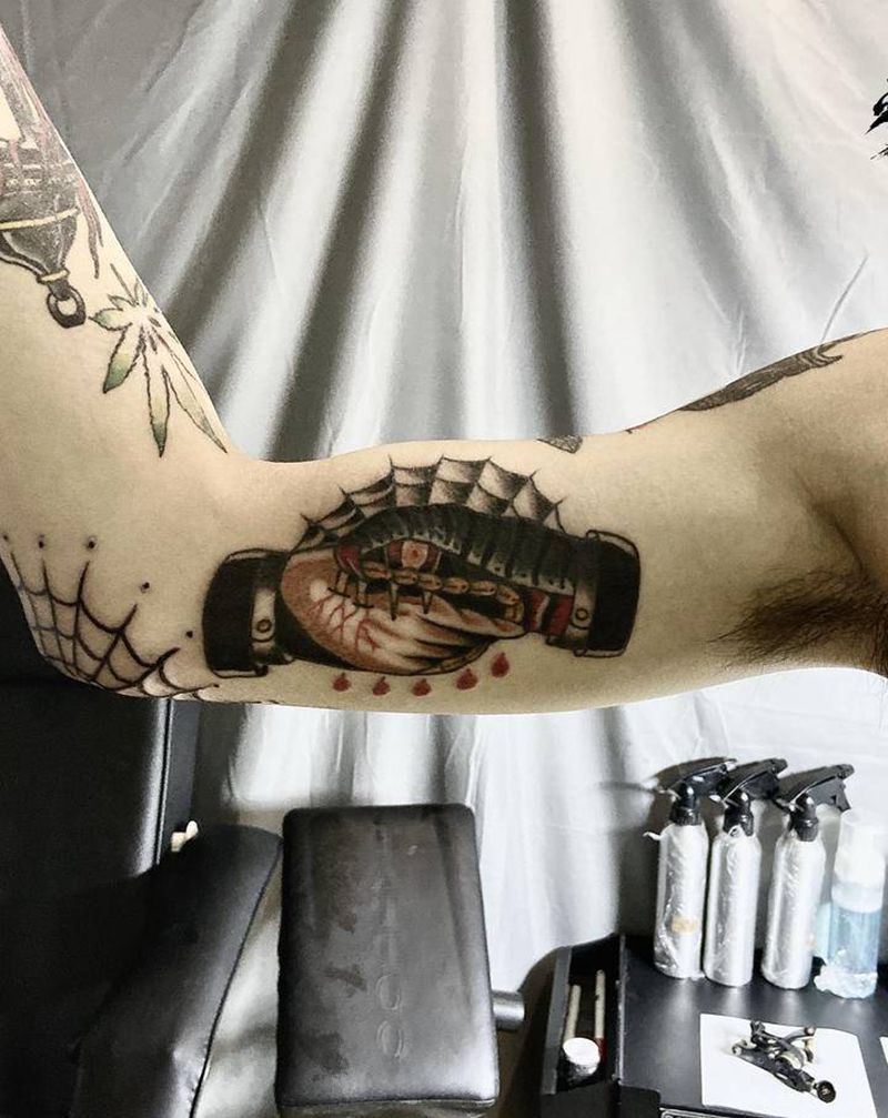 手与蛇纹身图片_手臂Old School纹身图案