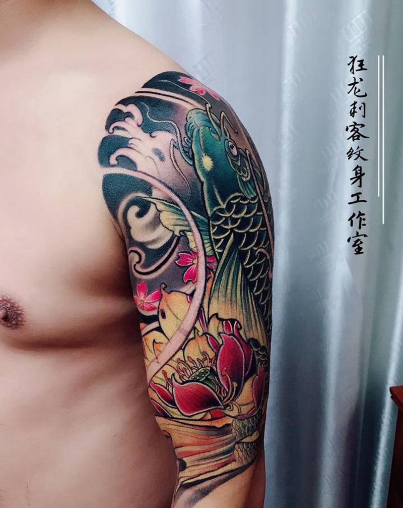 遮盖纹身图片_手臂肩部老传统新传统鲤鱼遮盖半甲纹身图案