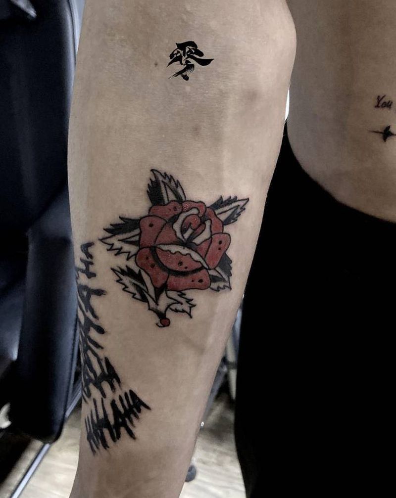 小花一朵纹身图片_手臂纹身图案