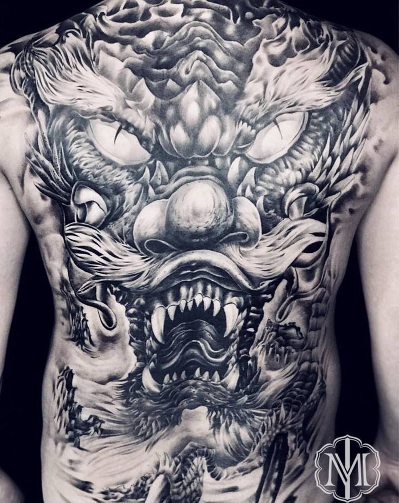 龙威纹身图片_背部欧美写实新传统纹身图案