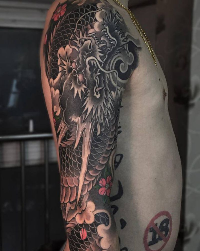 花臂龙衔接纹身图片_手臂新传统纹身图案