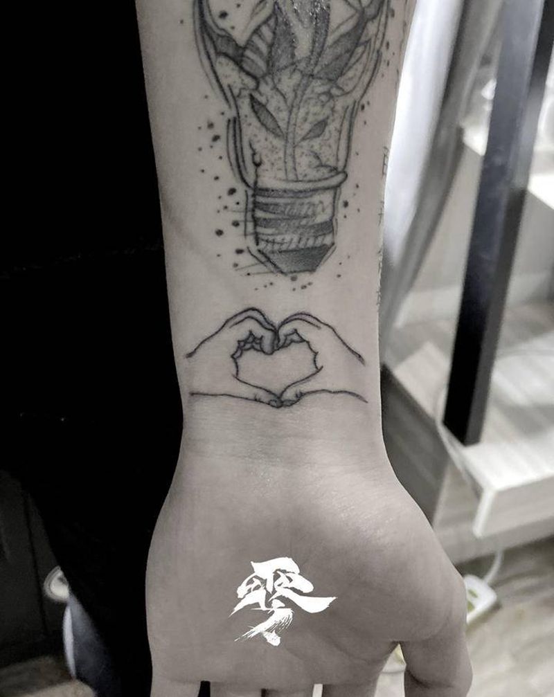 比个心纹身图片_手臂纹身图案