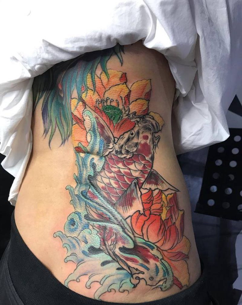 莲花锦鲤纹身图片_腰部纹身图案