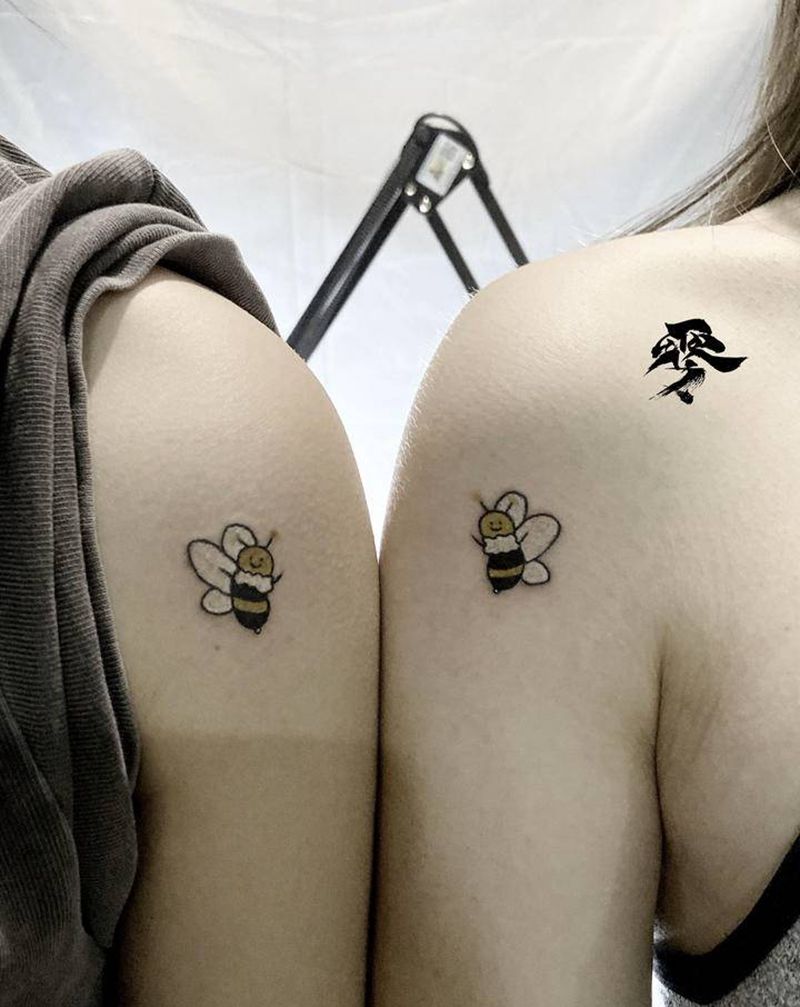 闺蜜小蜜蜂纹身图片_肩部纹身图案