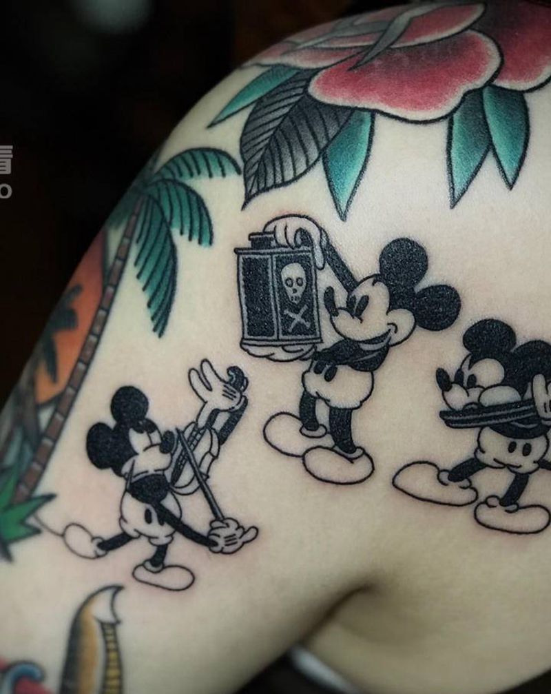 米老鼠纹身图片_手臂肩部Old School水墨纹身图案