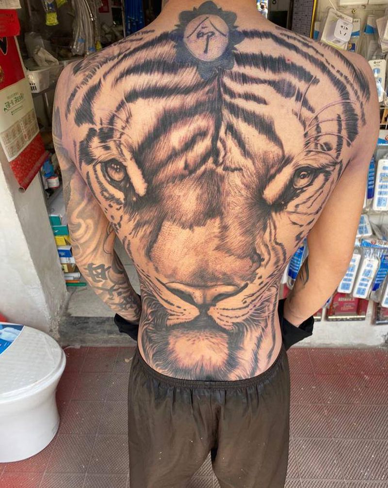 虎子纹身图片_背部欧美写实纹身图案