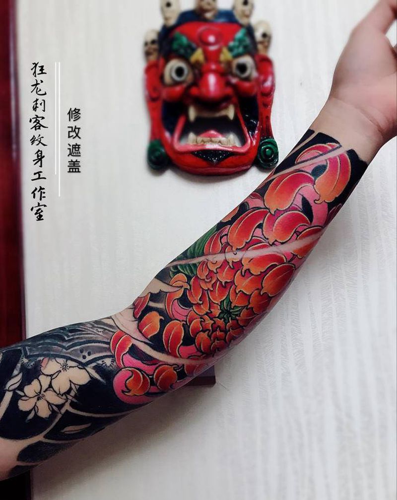 遮盖纹身图片_手臂肩部老传统新传统菊花传统花臂花臂纹身图案