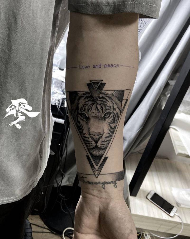 虎纹身图片_手臂欧美写实几何纹身图案
