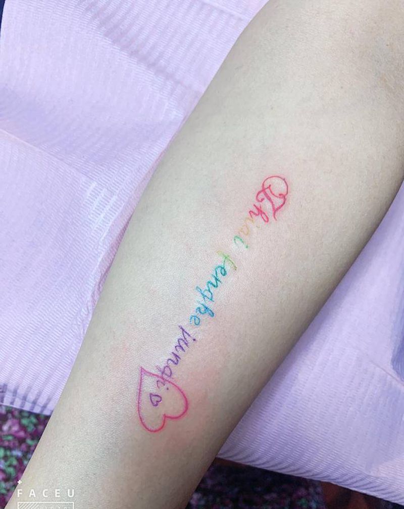 小彩虹纹身图片_手部花体字纹身图案