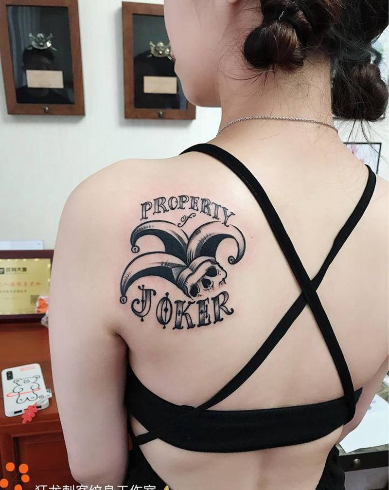 小丑纹身图片_胸部肩部欧美写实图腾小丑小丑小丑情侣纹身图案