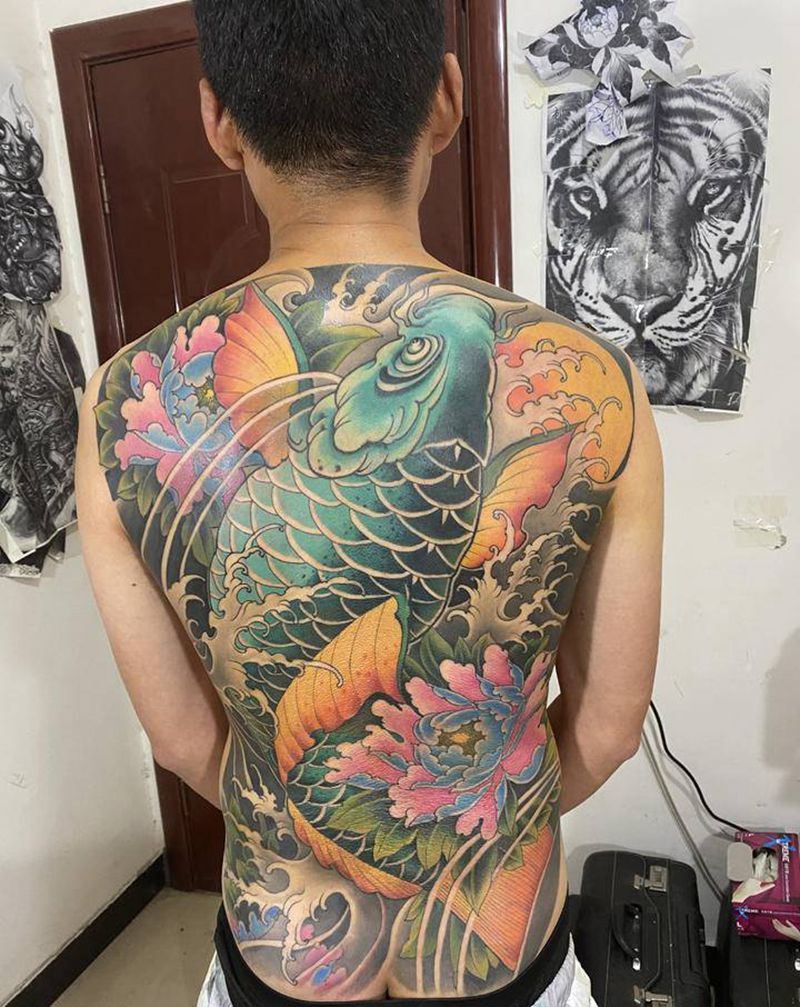 招财鱼纹身图片_背部新传统纹身图案