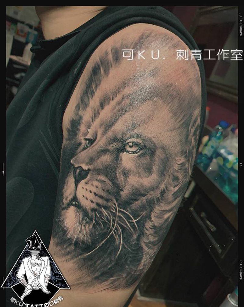 雄狮纹身图片_臀部肩部欧美写实纹身图案