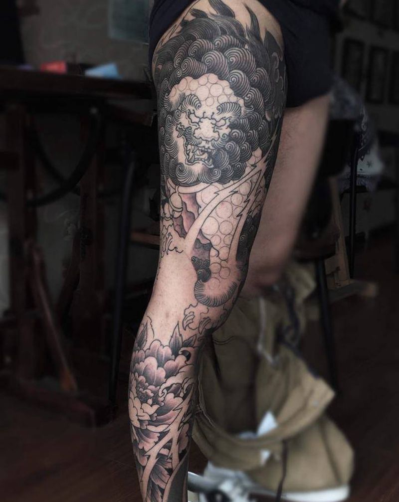 唐狮牡丹纹身图片_腿部新传统纹身图案