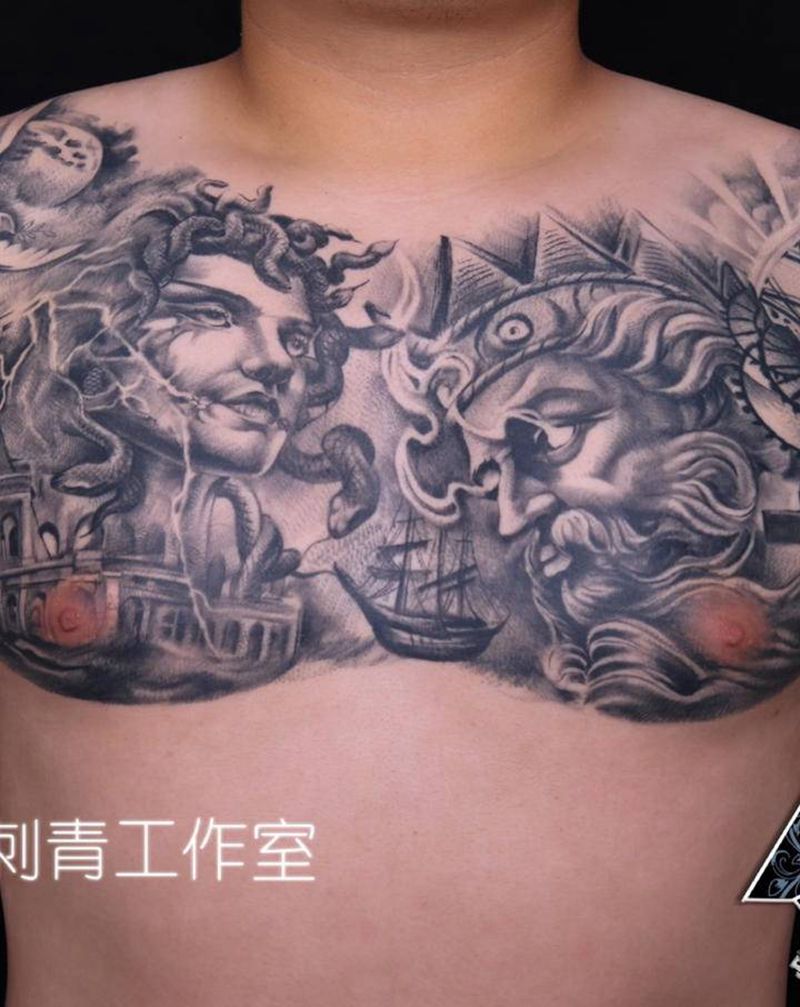 大花胸纹身图片_胸部肩部欧美写实纹身图案