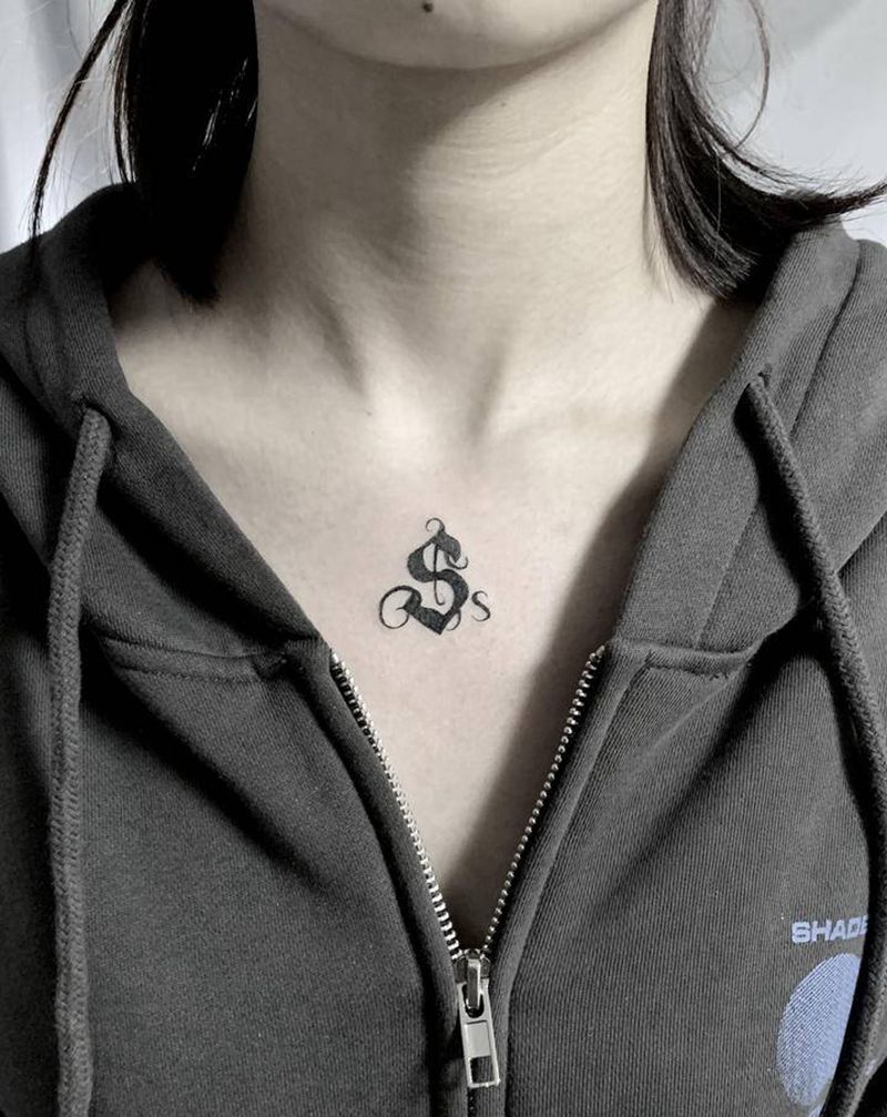 小花体纹身图片_胸部纹身图案