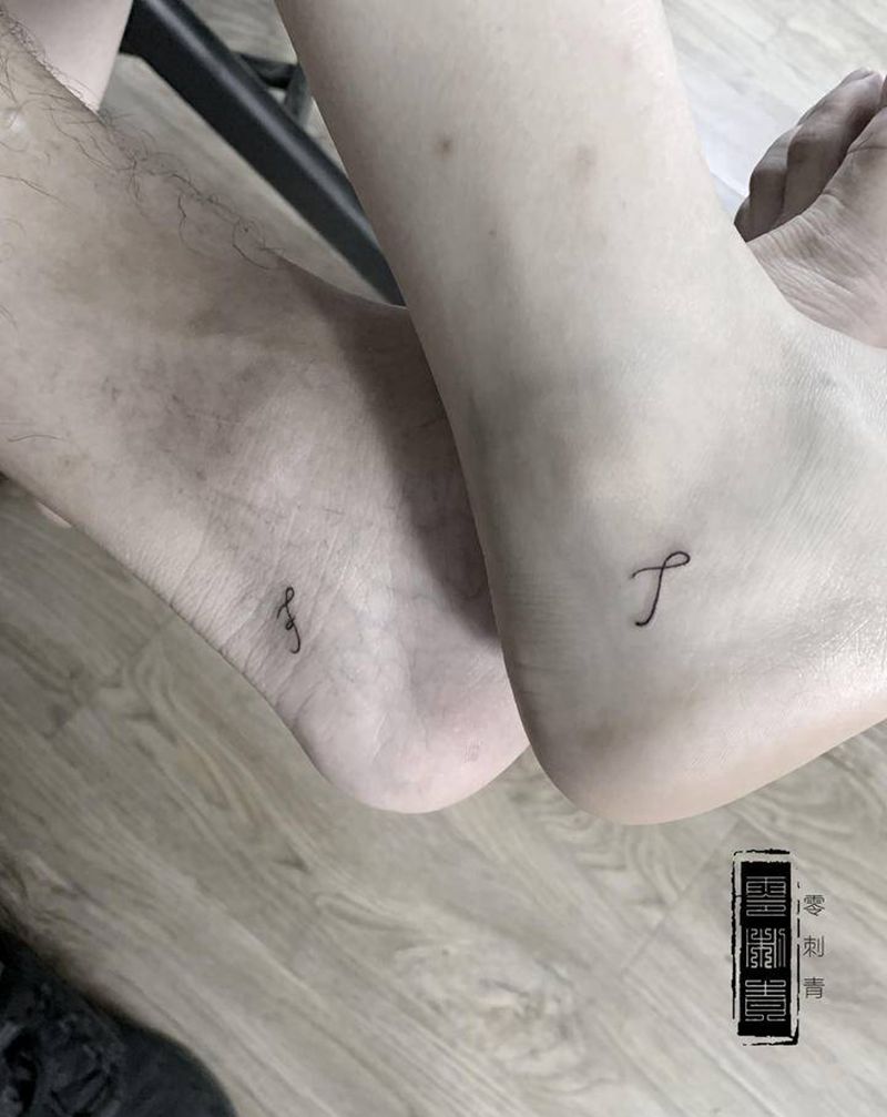 情侣小字母纹身图片_脚部纹身图案