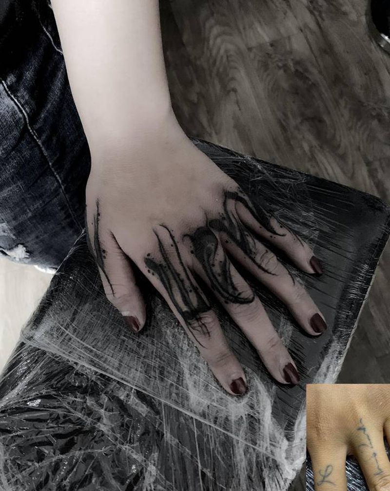 暗黑花体遮盖纹身图片_手部纹身图案