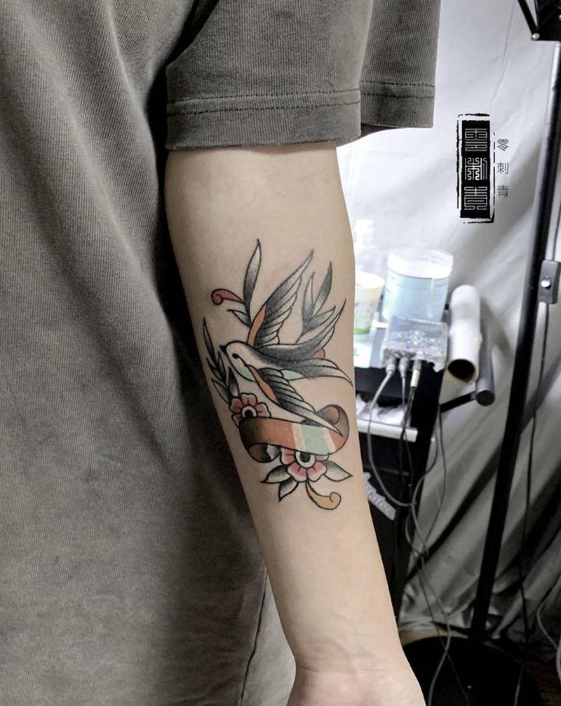 燕子纹身图片_手臂Old School纹身图案