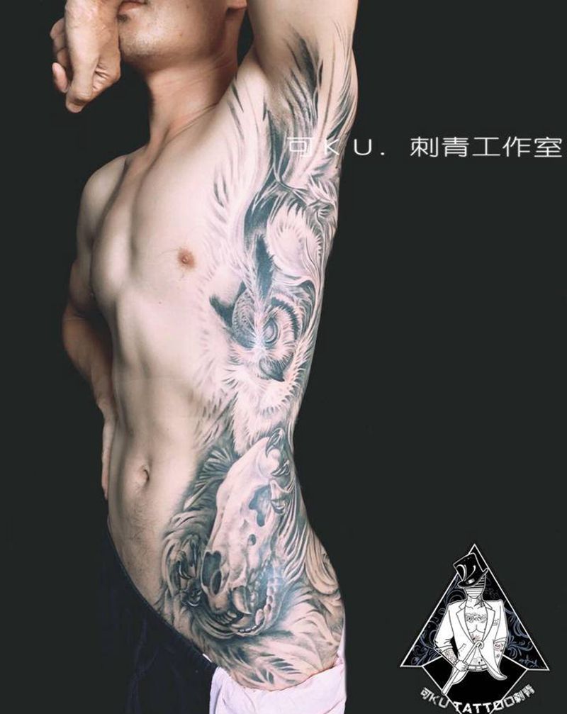 猫头鹰侧肋纹身图片_腰部欧美写实纹身图案