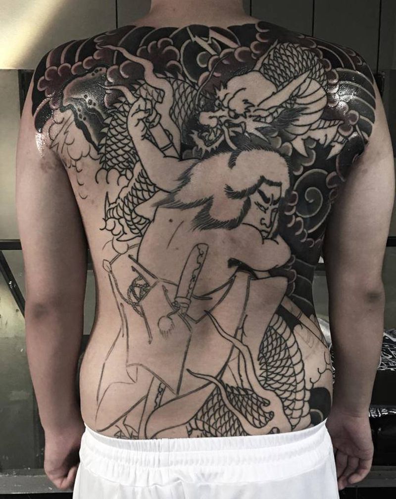 九纹龙纹身图片_背部老传统纹身图案