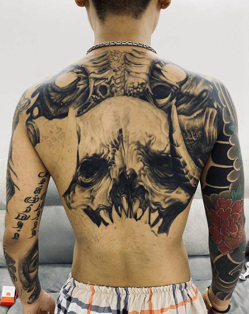 未完成纹身图片_背部纹身图案