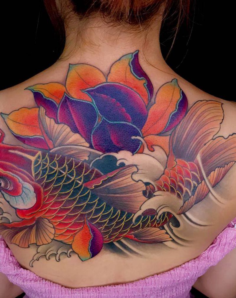 鲤鱼遮盖纹身图片_背部新传统纹身图案