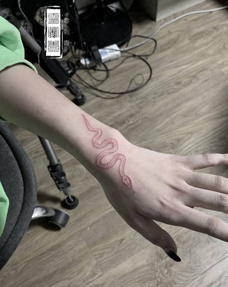 小红蛇纹身图片_手部纹身图案