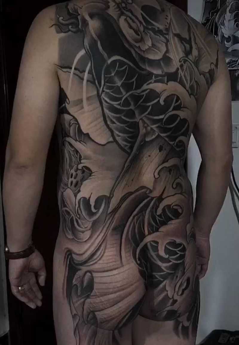 招财鱼纹身图片_臀部背部新传统纹身图案