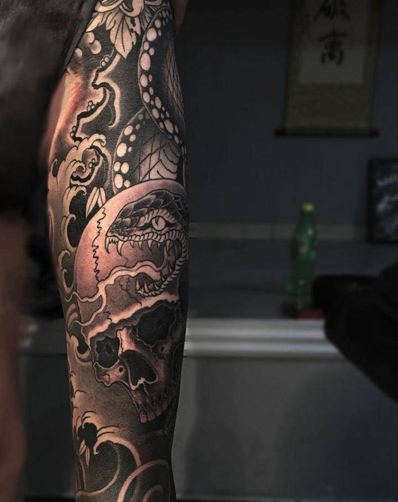 蛇骷髅纹身图片_腿部新传统纹身图案