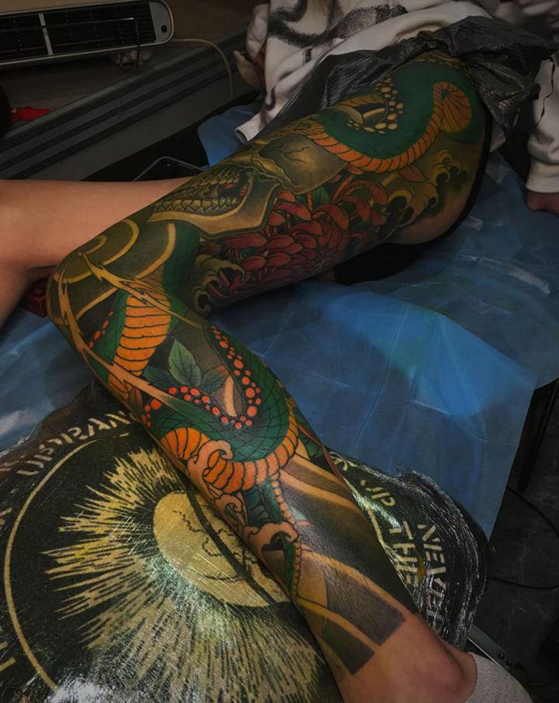 蛇纹身图片_腿部新传统纹身图案