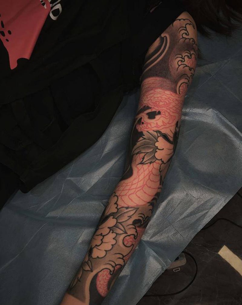 花臂蛇牡丹纹身图片_手臂新传统纹身图案