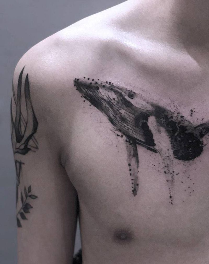 鲸鱼纹身图片_胸部水墨纹身图案