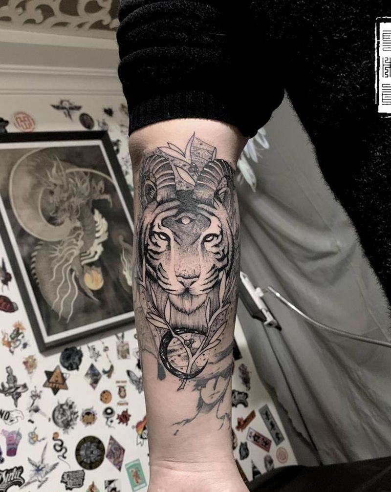 老虎与羚羊纹身图片_手臂纹身图案