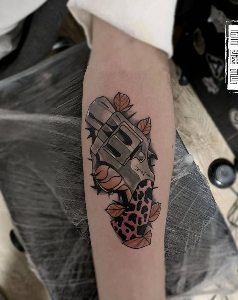 小手枪纹身图片_手臂纹身图案