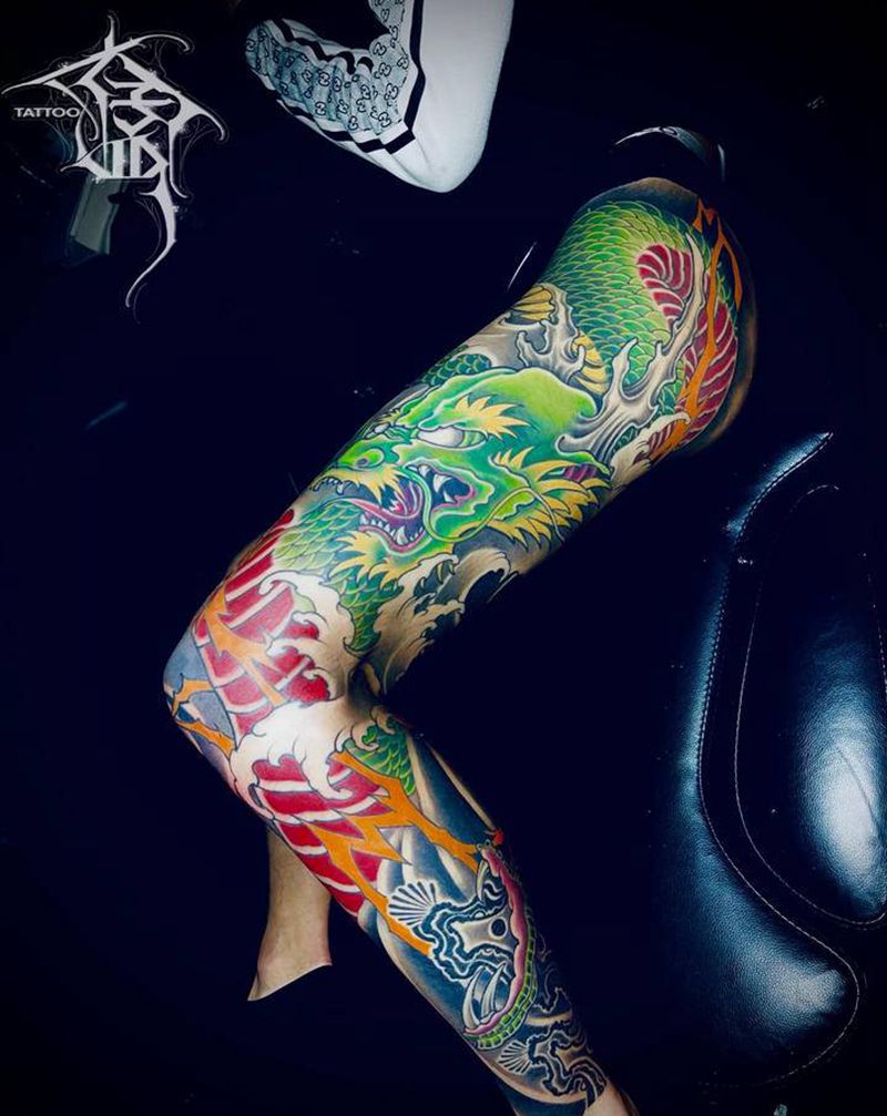 彩色龙盘腿纹身图片_腿部新传统纹身图案