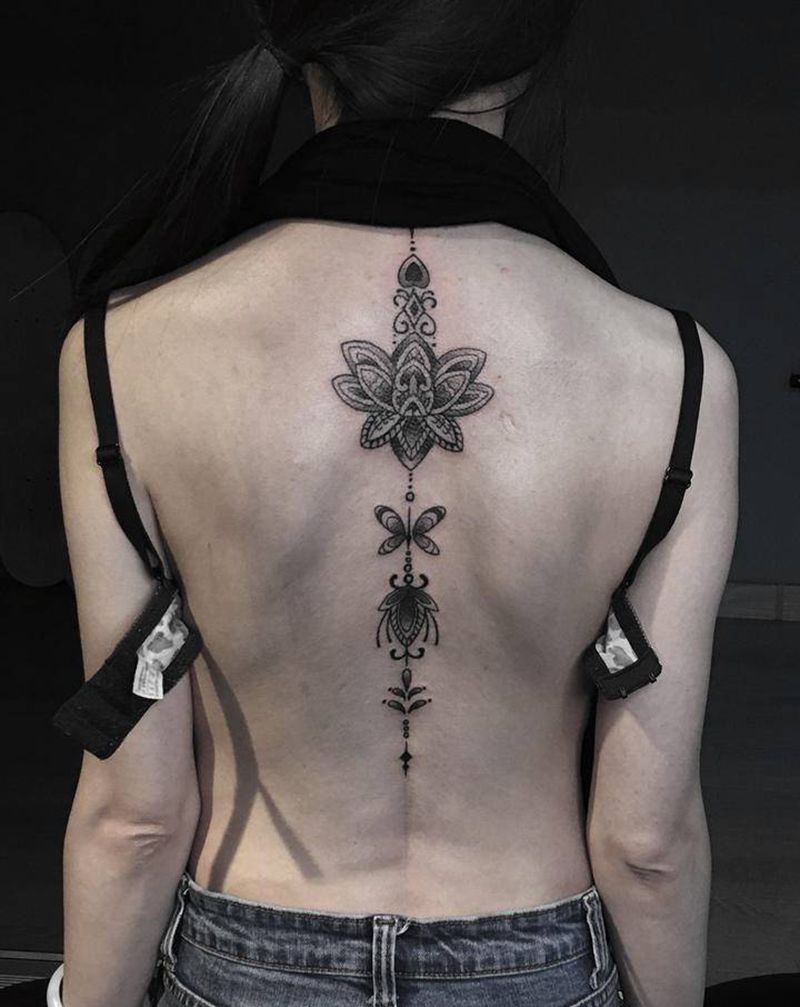 脊椎纹身图片_背部几何纹身图案