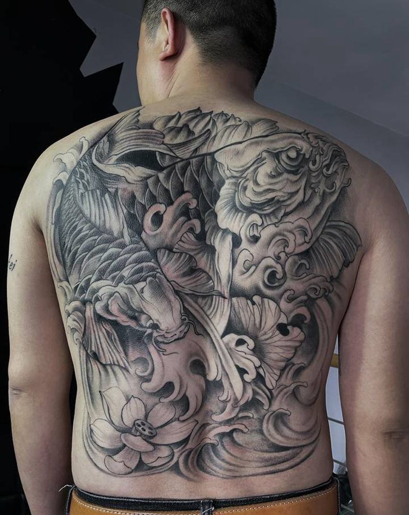 锦鲤纹身图片_背部纹身图案