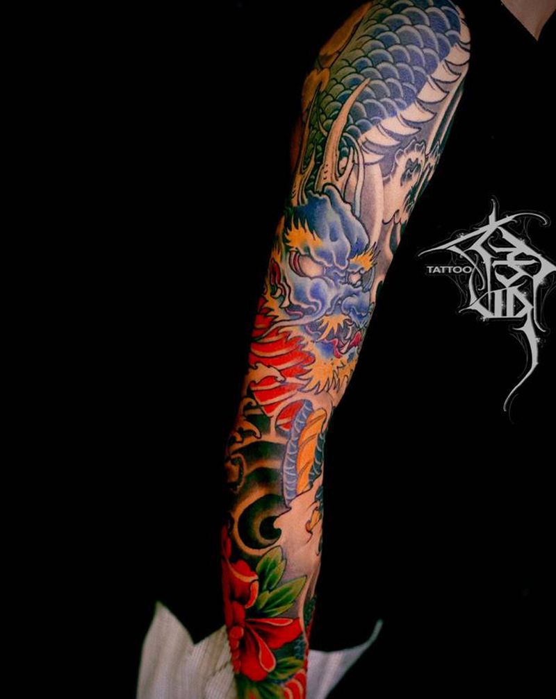 彩色龙花臂纹身图片_手臂新传统纹身图案