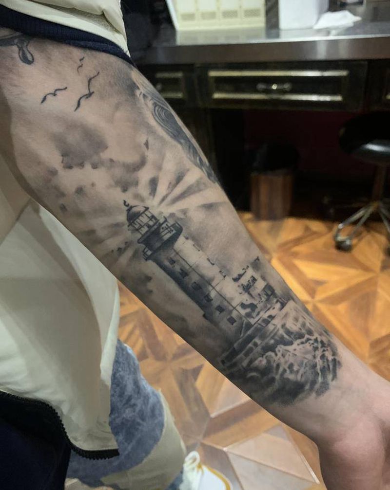 灯塔纹身图片_手臂欧美写实手臂纹身图案