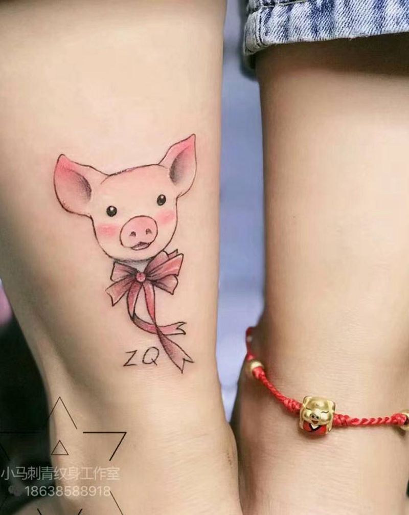 猪猪女孩纹身图片_腿部纹身图案