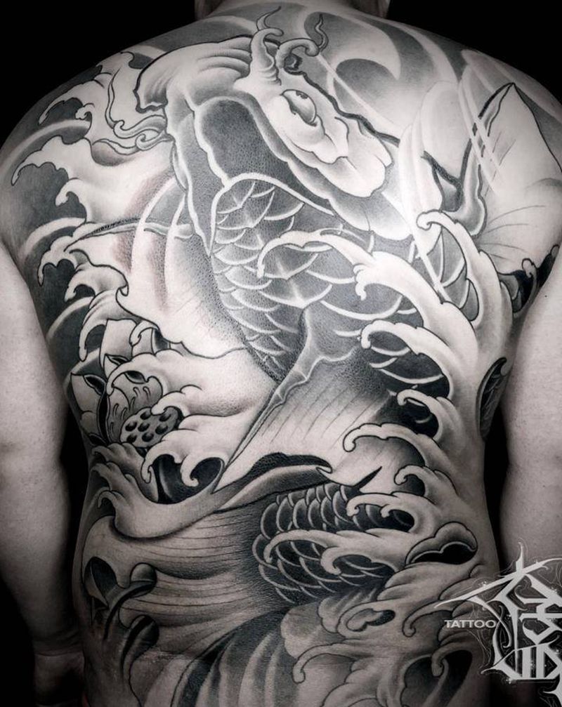 满背鲤鱼纹身图片_背部新传统纹身图案