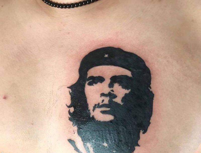 遮盖旧图纹身图片_胸部图腾切格瓦拉纹身图案