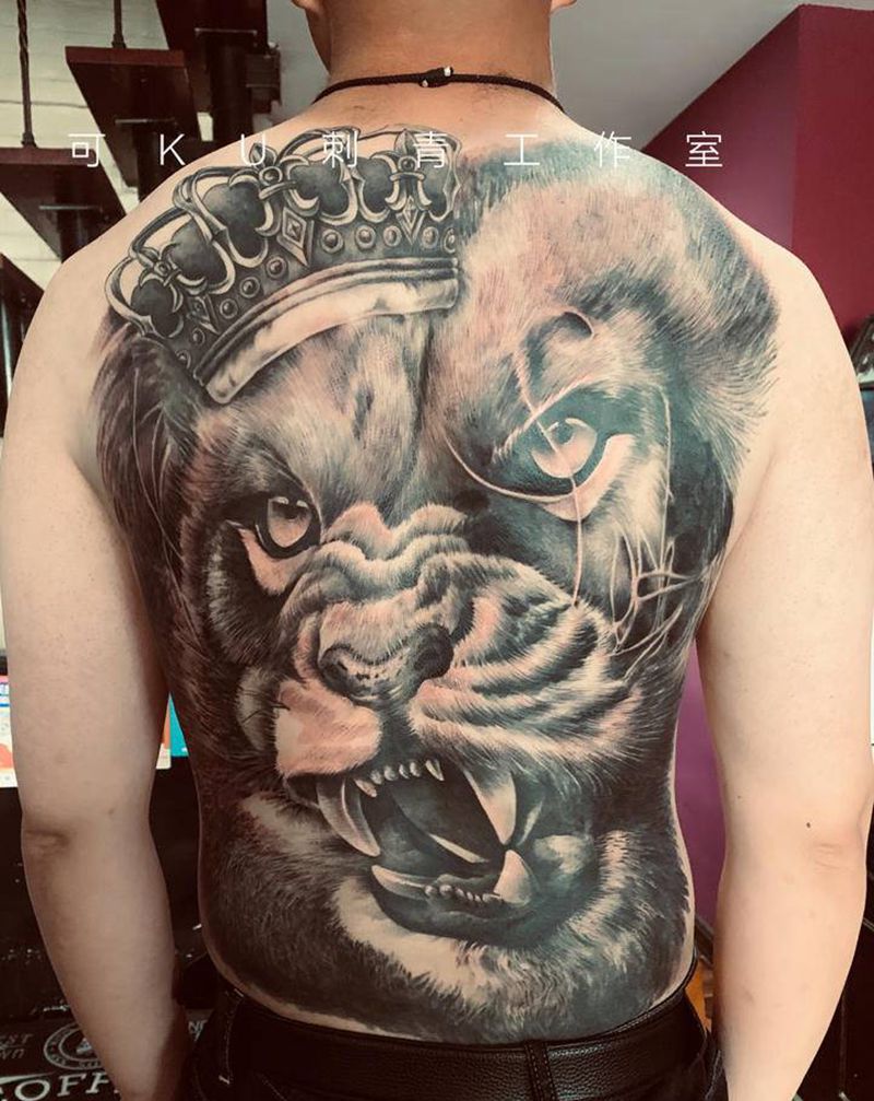 狮子皇冠纹身图片_背部欧美写实纹身图案