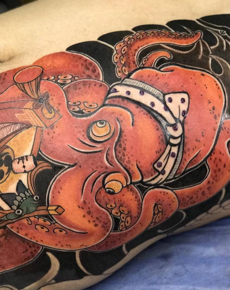 半胛接开衫纹身图片_腹部腰部老传统彩色章鱼郑州纹身图案